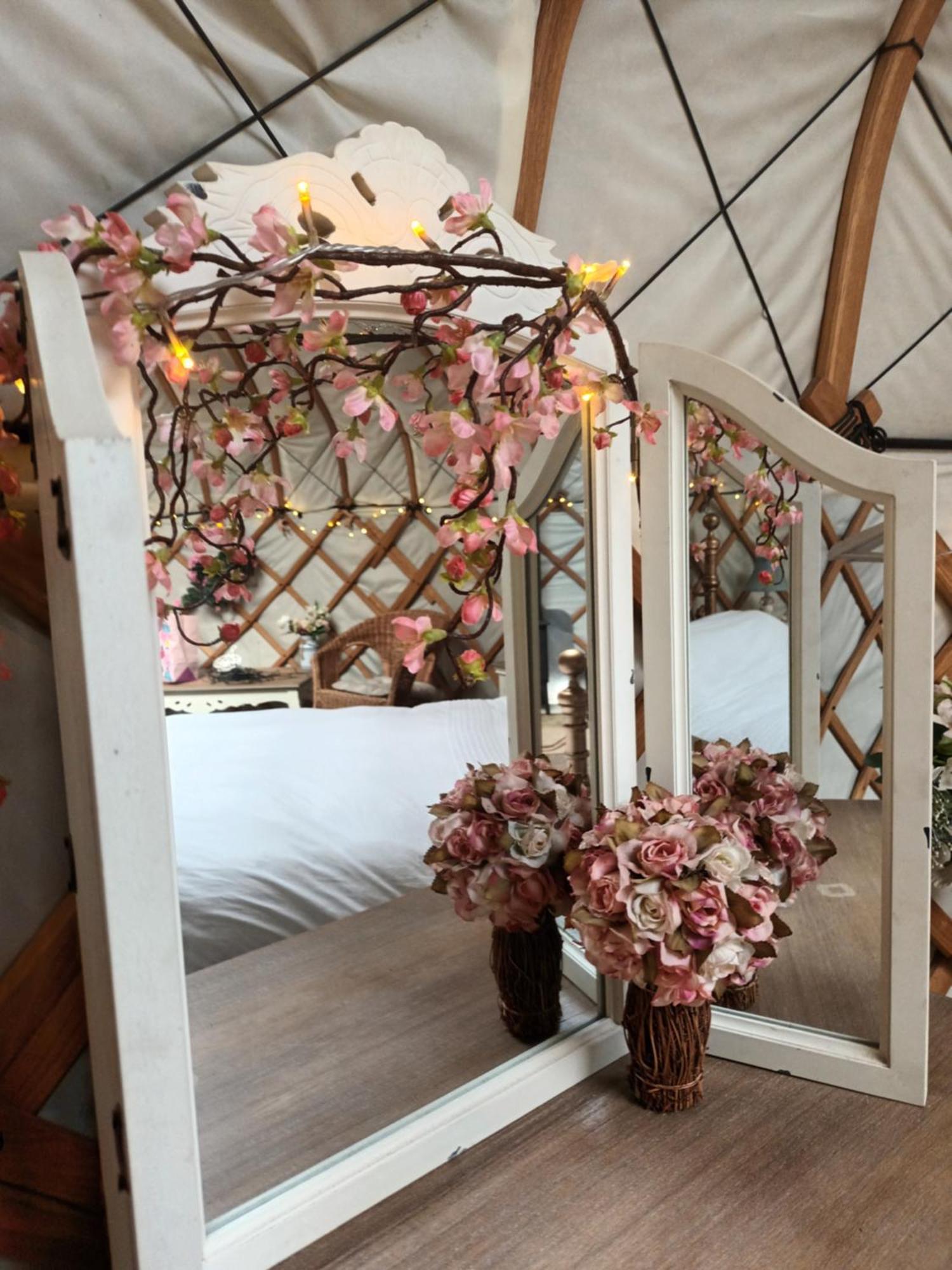Gingerbread Cottage Yurts Dereham Екстер'єр фото