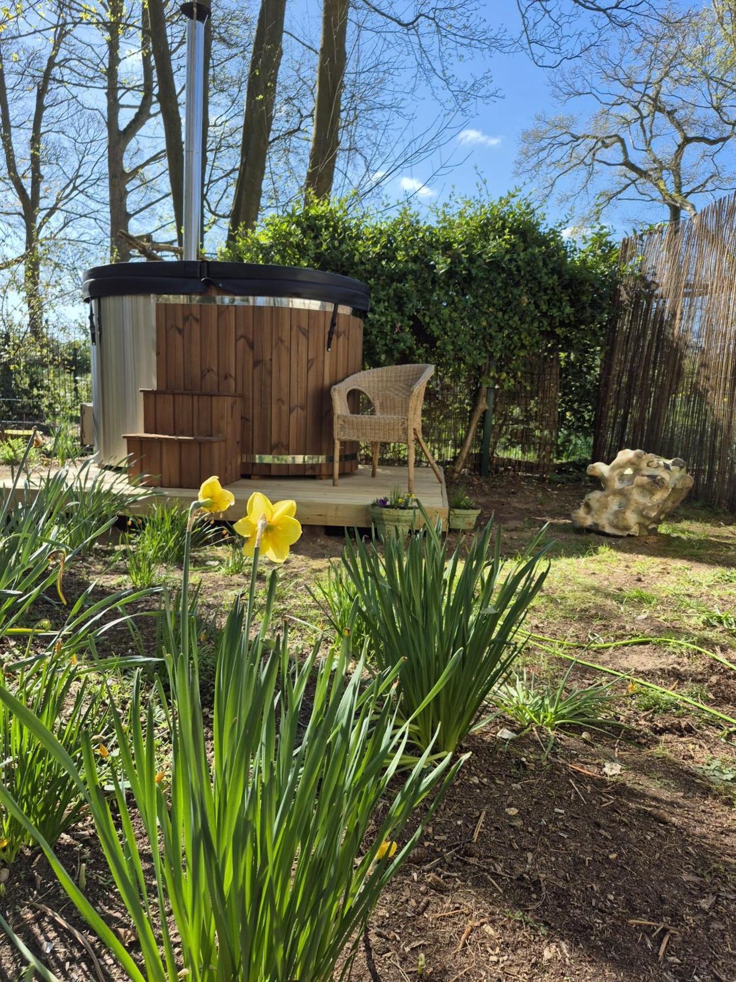 Gingerbread Cottage Yurts Dereham Екстер'єр фото